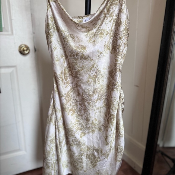 Dress - Picture 4 of 4